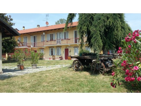 Cascinale collinare con terreno in vendita a Verrua Savoia (TO)